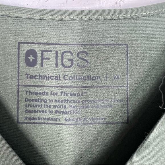 FIGS Men's Leon Three Pocket Scrub Top Moss Green with Contrast Medium - Picture 6 of 6